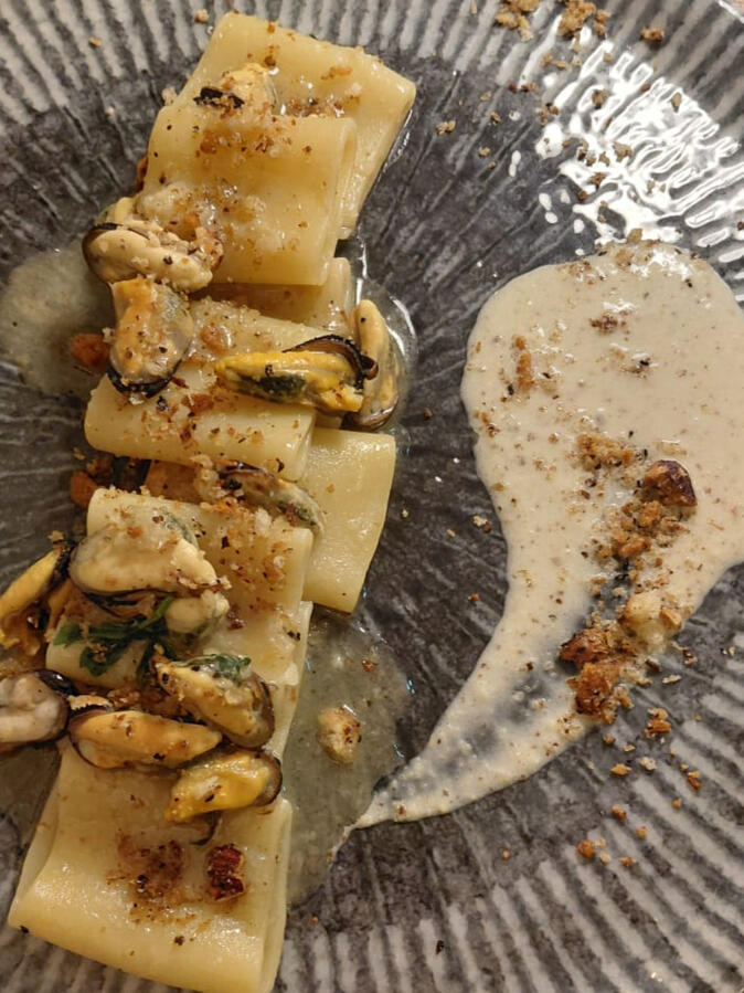 Paccheri cozze, limone e crumble